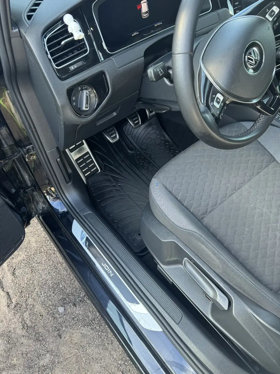Volkswagen Golf 7, plancher avant après nettoyage