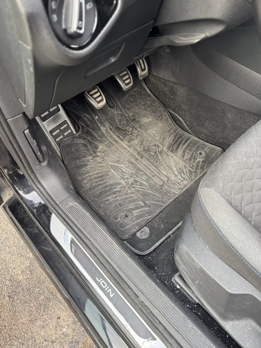 Volkswagen Golf 7, plancher avant avant nettoyage