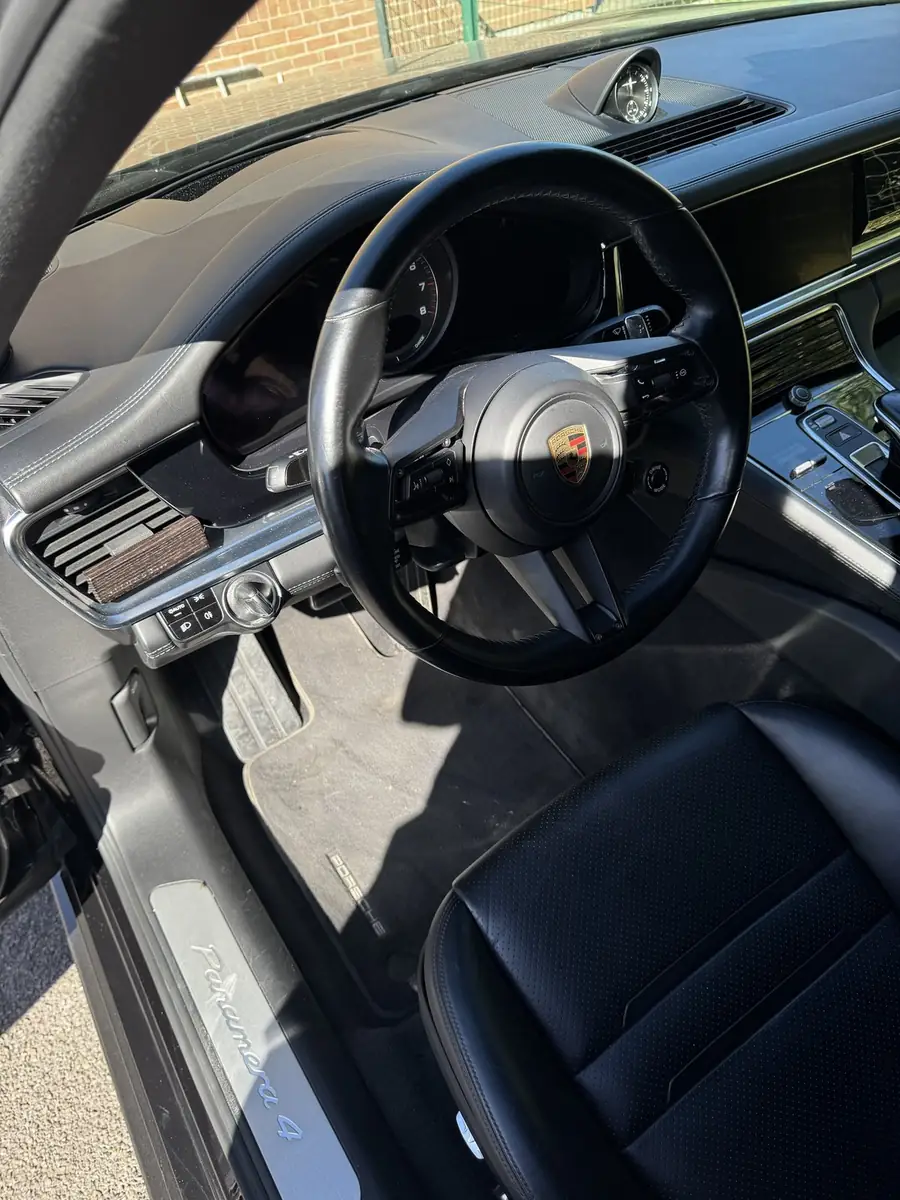 Habitacle avant de Porsche avant nettoyage