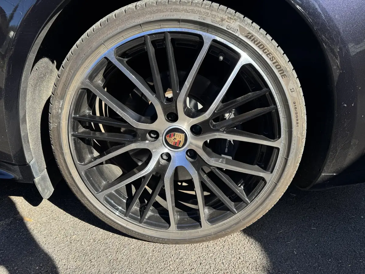 Jante Porsche avant nettoyage, poussière de frein visible