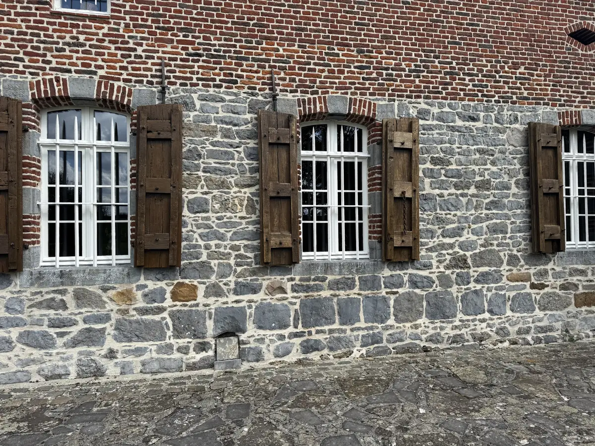 Maison : fenêtres à volets bois nettoyées