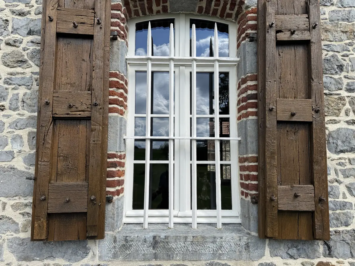 Maison : fenêtre à volets bois, nettoyage en détail