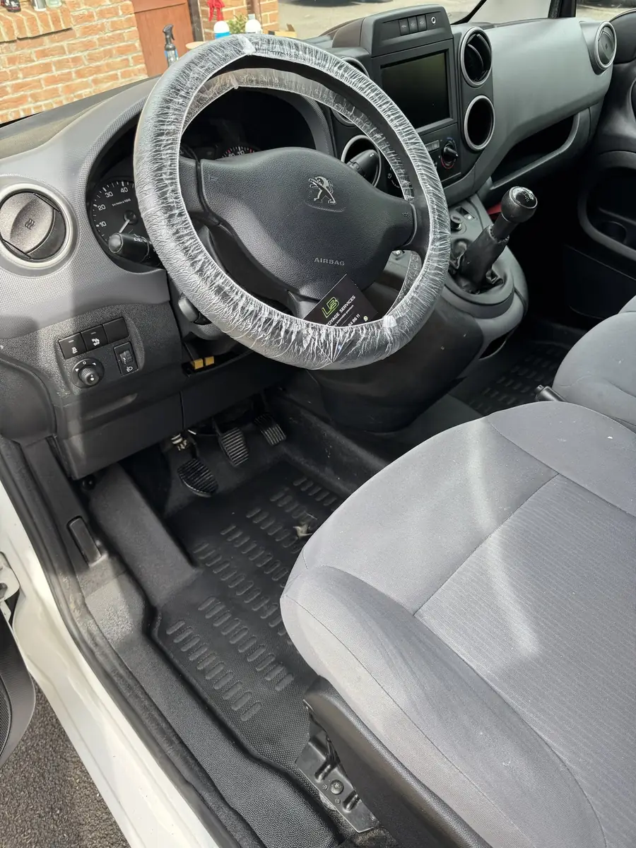 Peugeot Partner, plancher cabine conducteur après nettoyage