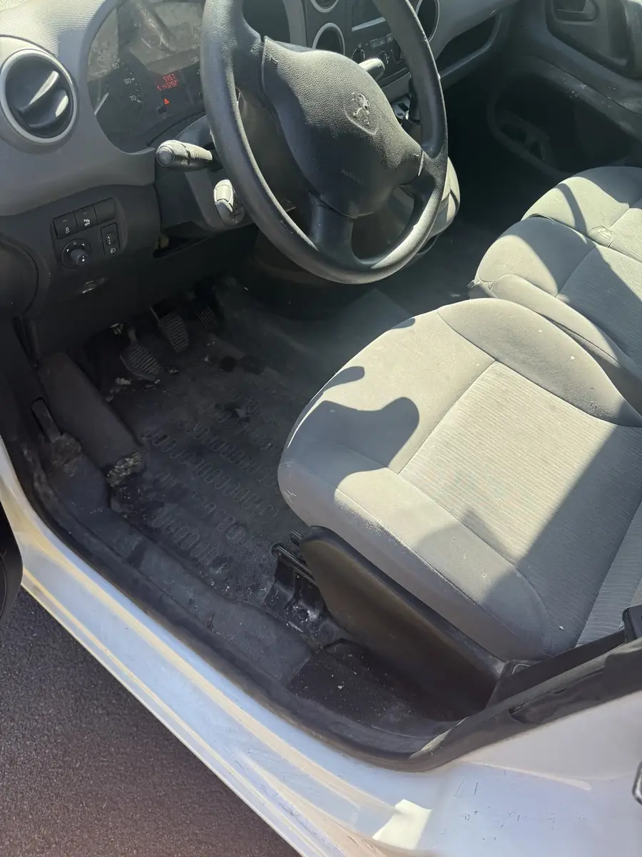 Peugeot Partner, plancher cabine conducteur avant nettoyage