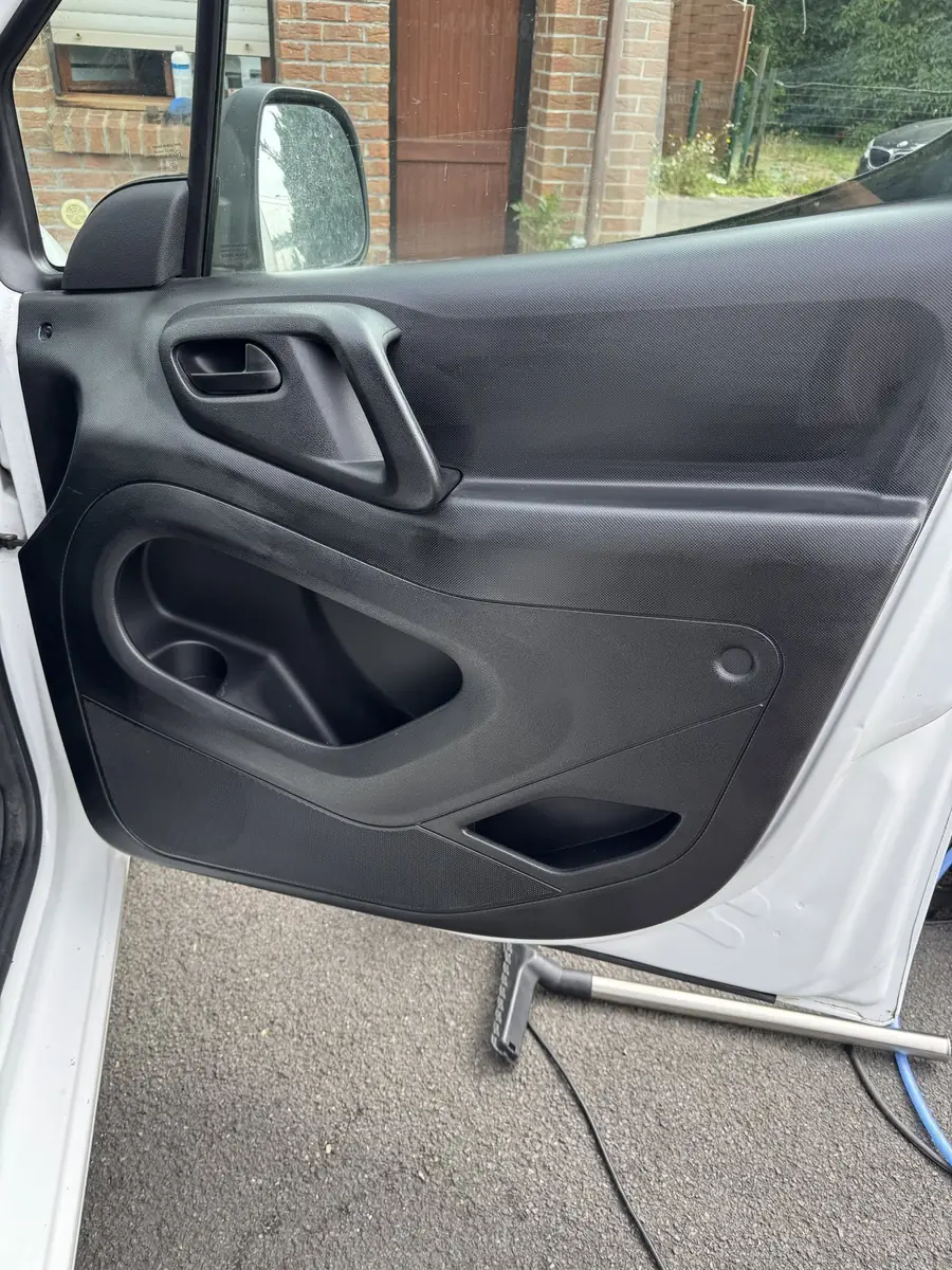 Peugeot Partner, panneau de porte après nettoyage