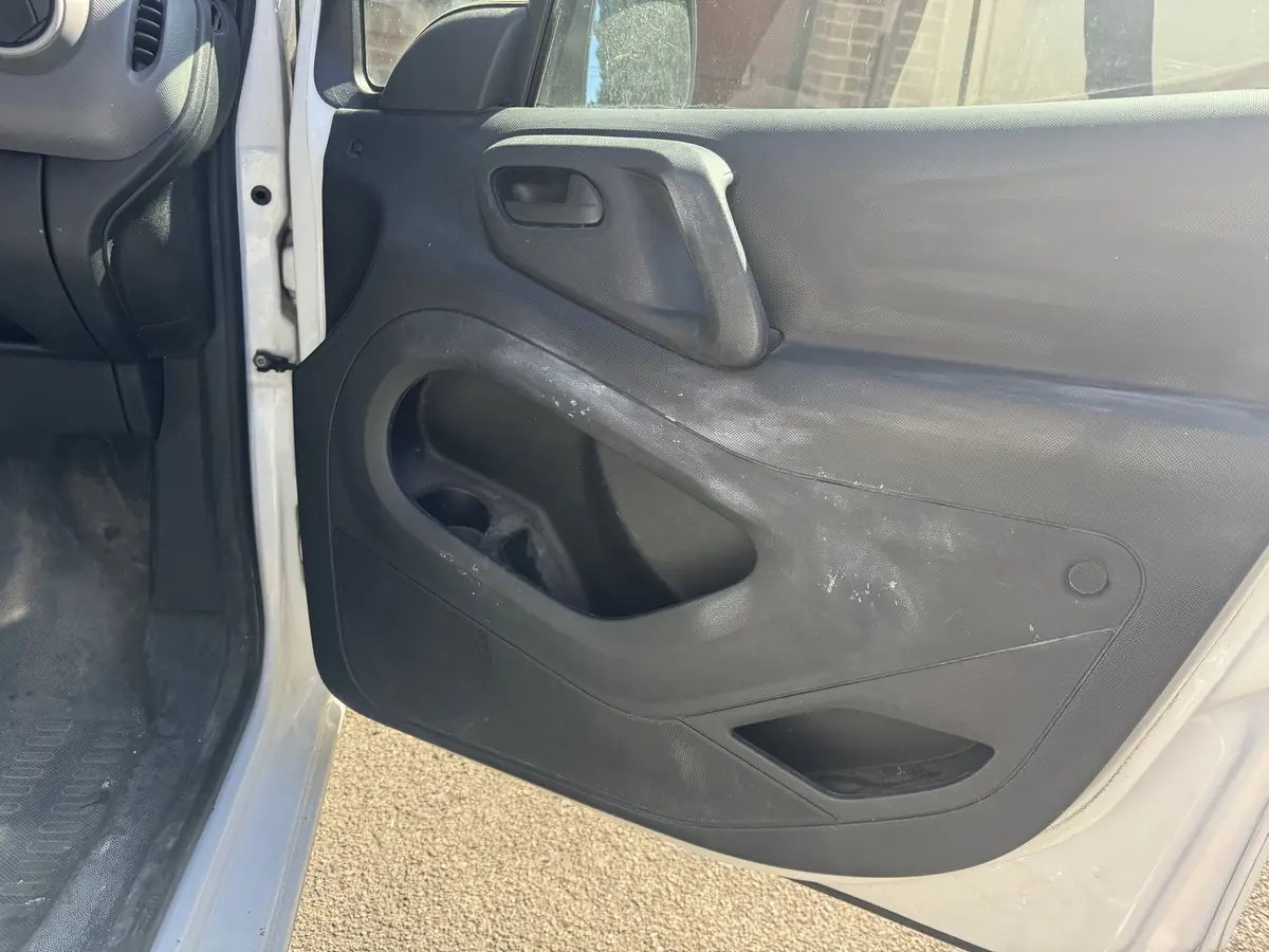 Peugeot Partner, panneau de porte avant nettoyage