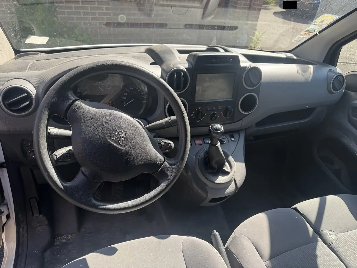 Peugeot Partner, poste de conduite avant nettoyage