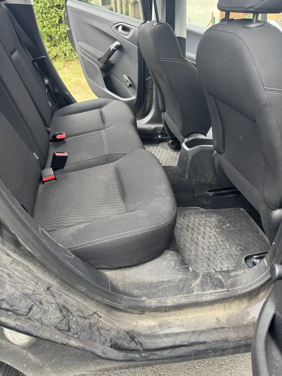 Peugeot 2008, banquette arrière avant nettoyage