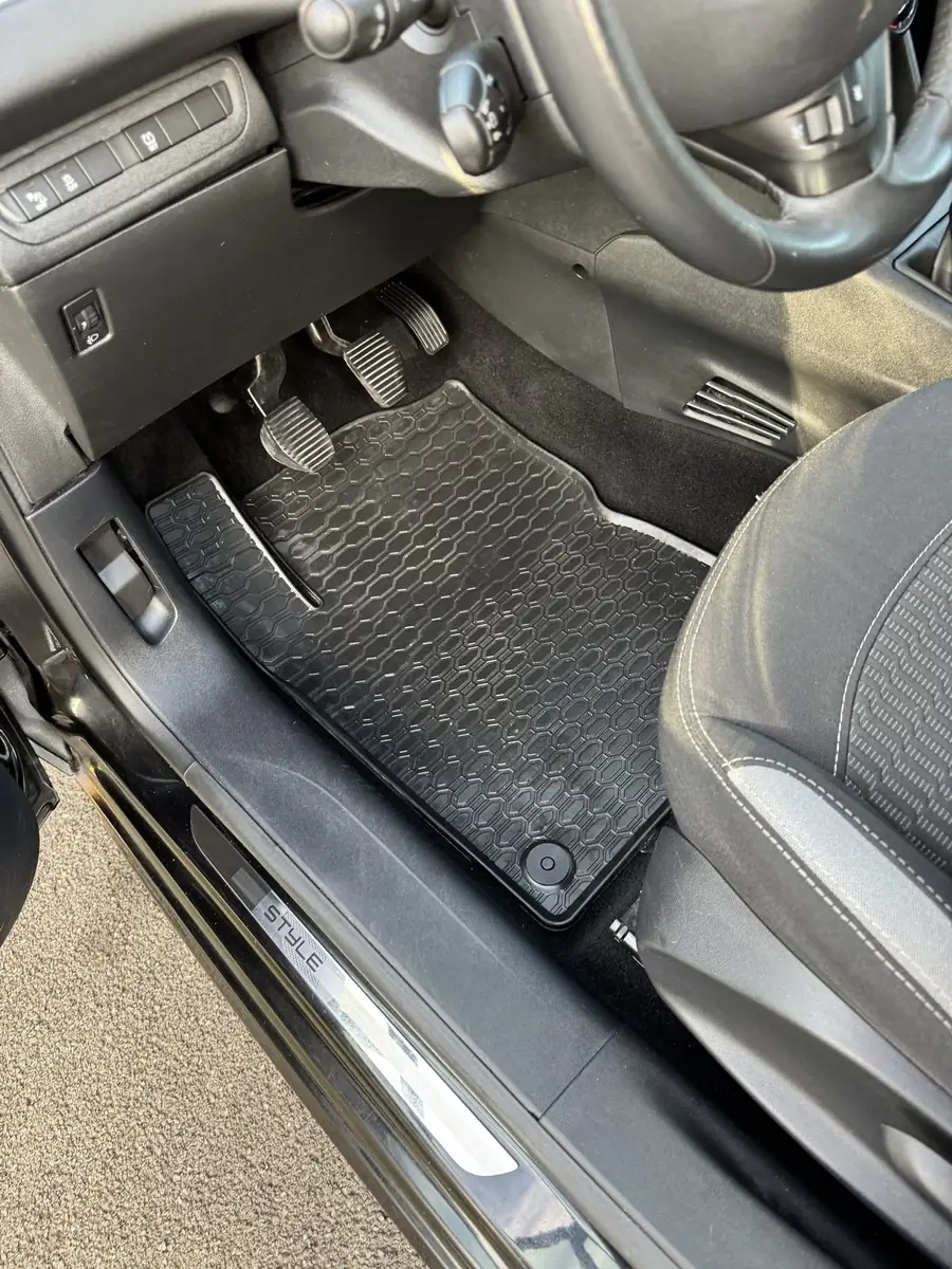 Peugeot 2008, plancher conducteur après nettoyage