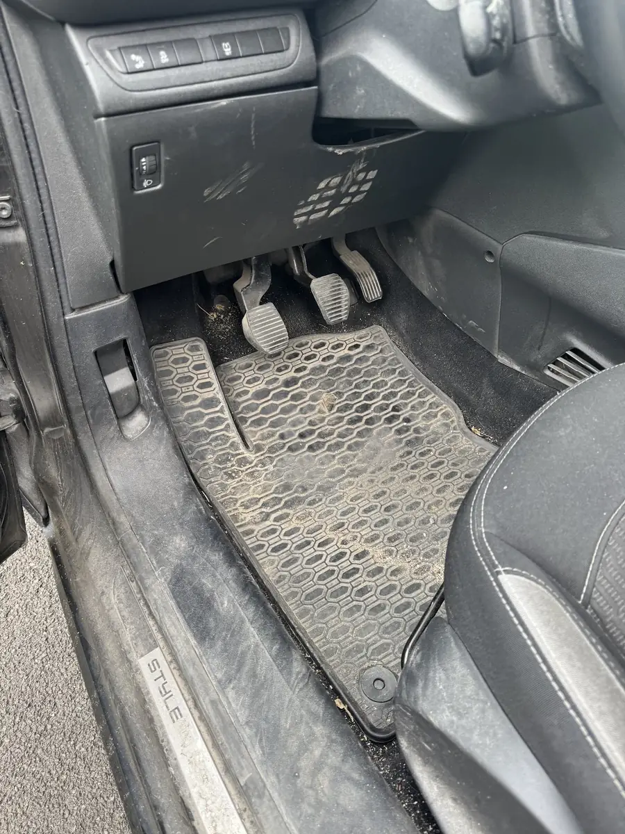 Peugeot 2008, plancher conducteur avant nettoyage