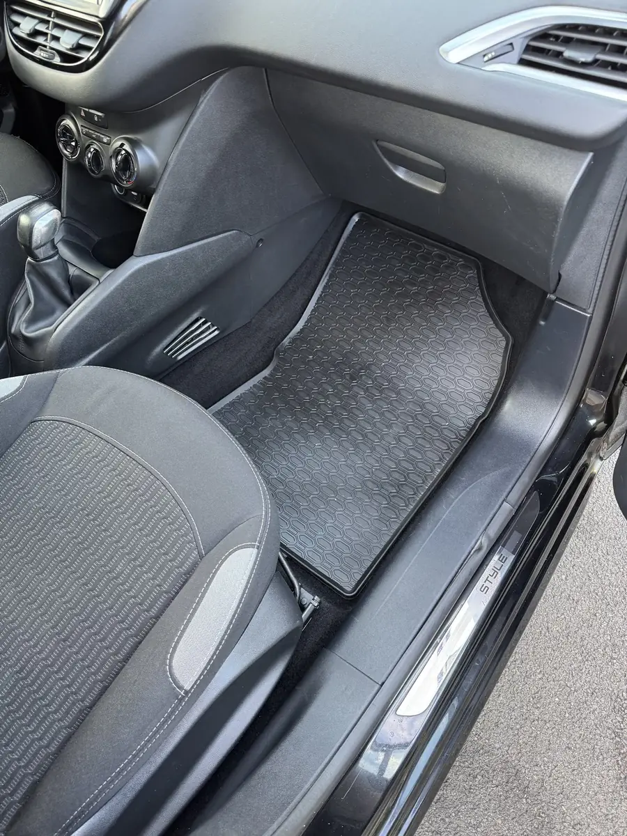 Peugeot 2008, plancher passager avant après nettoyage