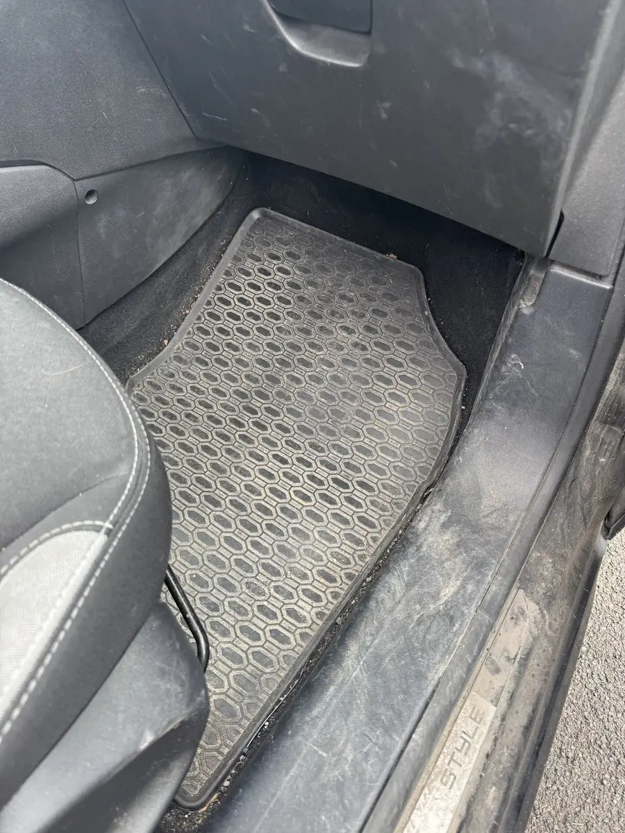 Peugeot 2008, plancher passager avant avant nettoyage