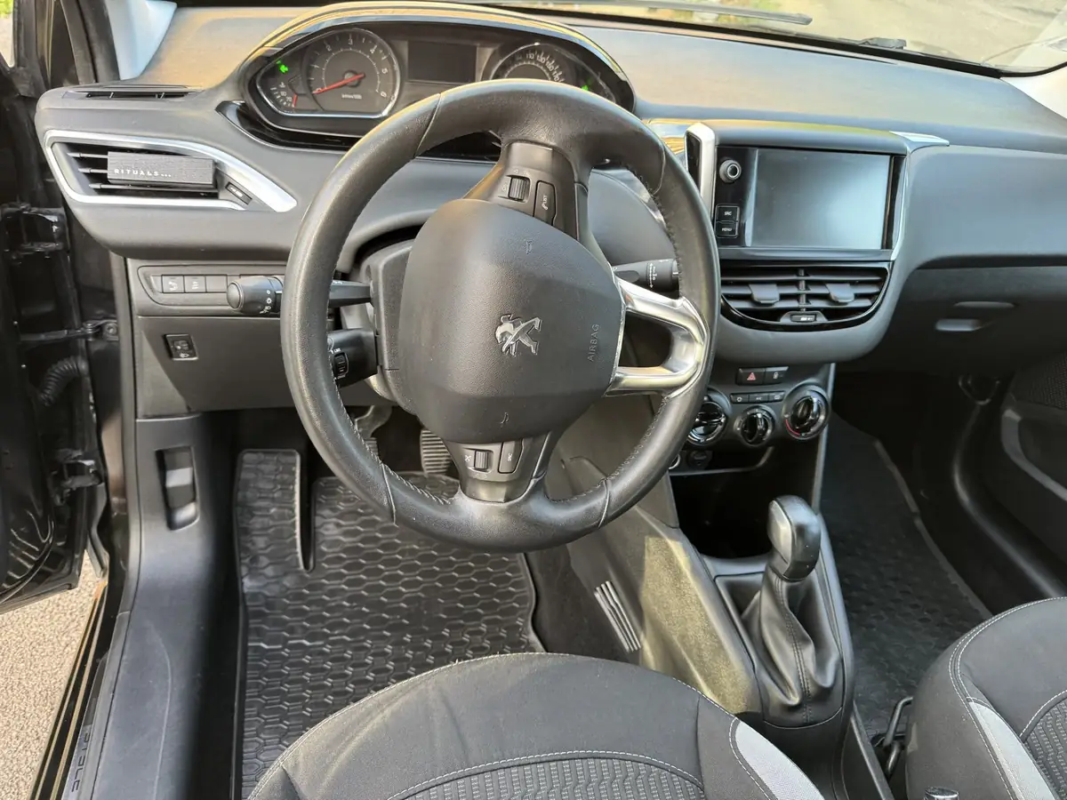 Peugeot 2008, poste de conduite après nettoyage