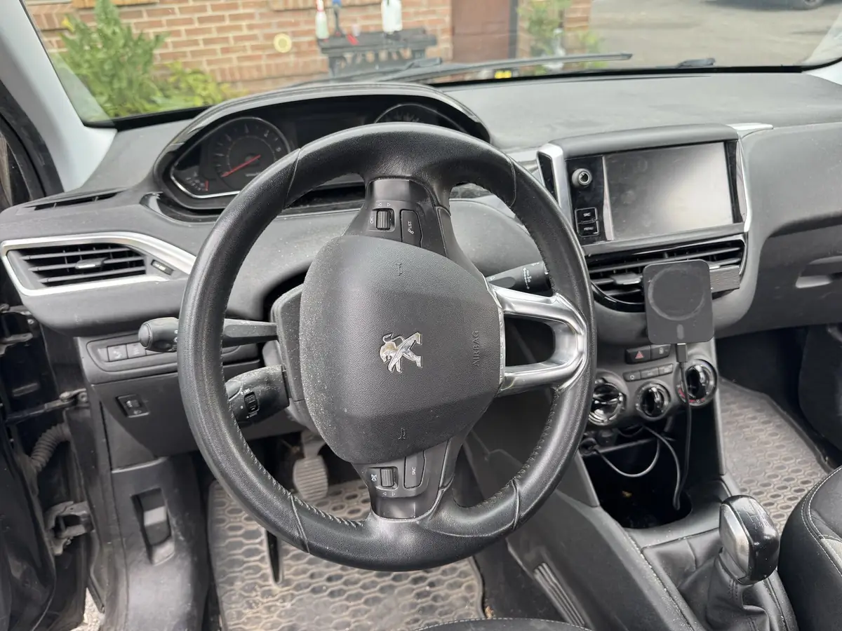 Peugeot 2008, poste de conduite avant nettoyage