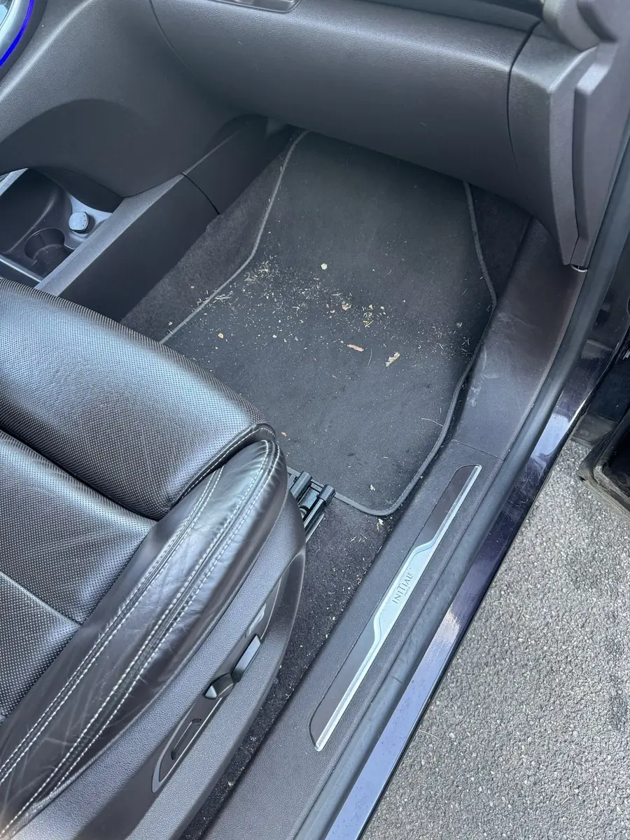 Renault Espace, plancher conducteur avant nettoyage