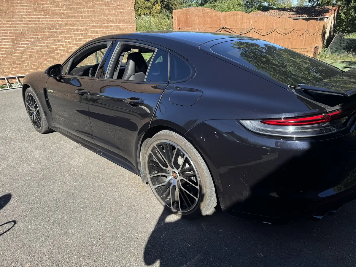 Porsche Panamera avant polissage, film de protection encore visible