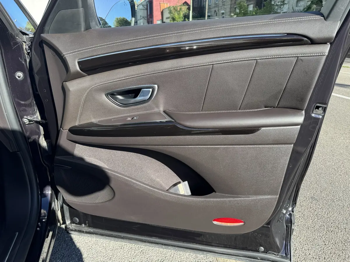 Renault Espace, panneau de porte arrière après nettoyage
