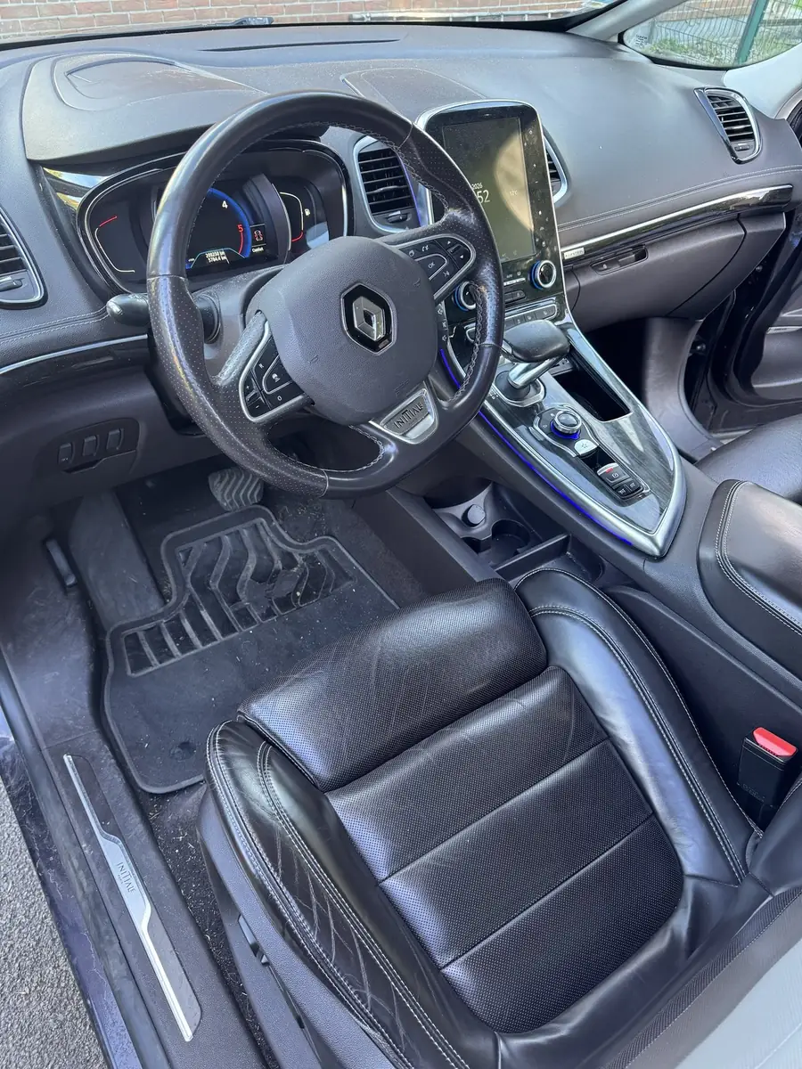 Renault Espace, poste de conduite avant nettoyage