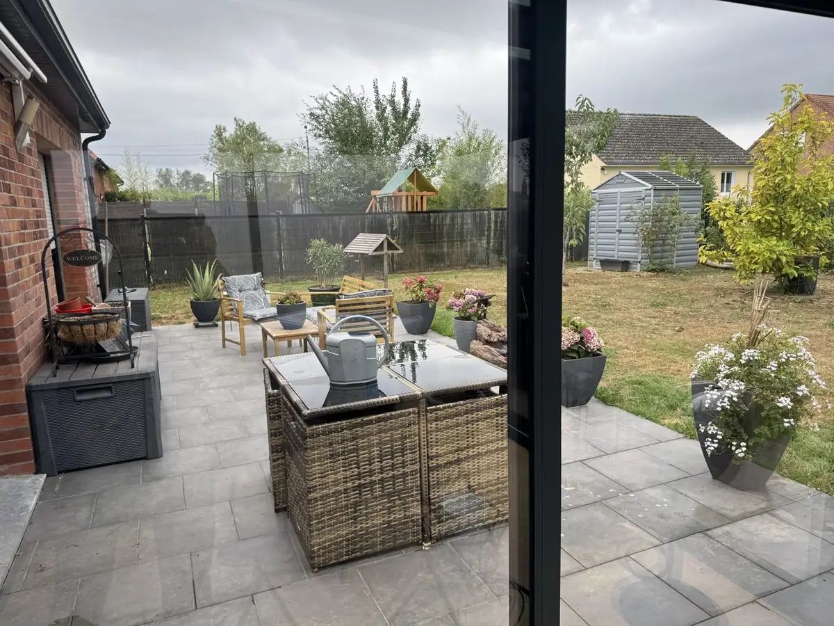 Véranda à Hautmont : vitrage sans traces donnant sur la terrasse