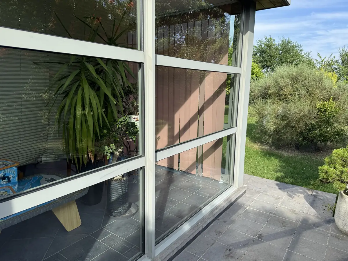 Véranda à Obies : angle vitré nettoyé, vue sur l'intérieur
